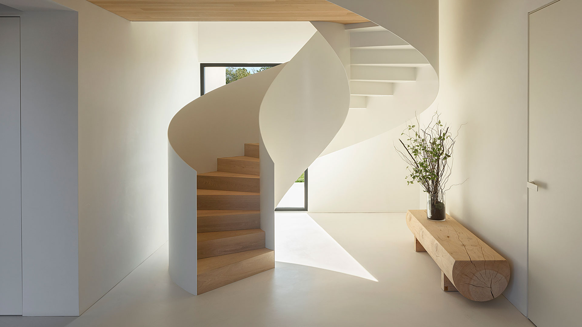 Pared con microcemento blanco en ambiente minimalista